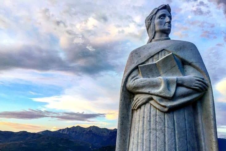 Statua di Dante Alighieri a Mulazzo, in Lunigiana