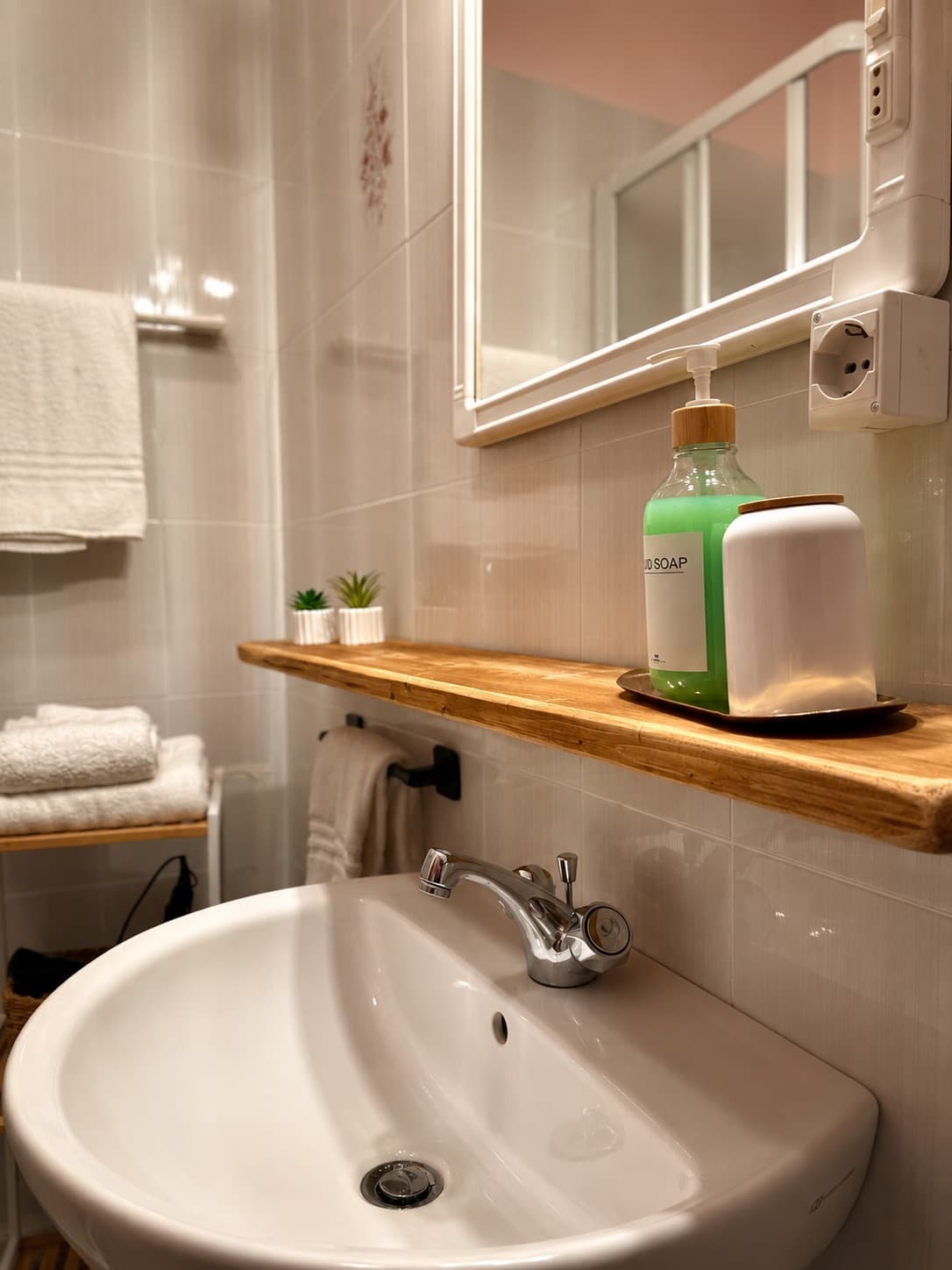 Lavabo con mensola in legno naturale