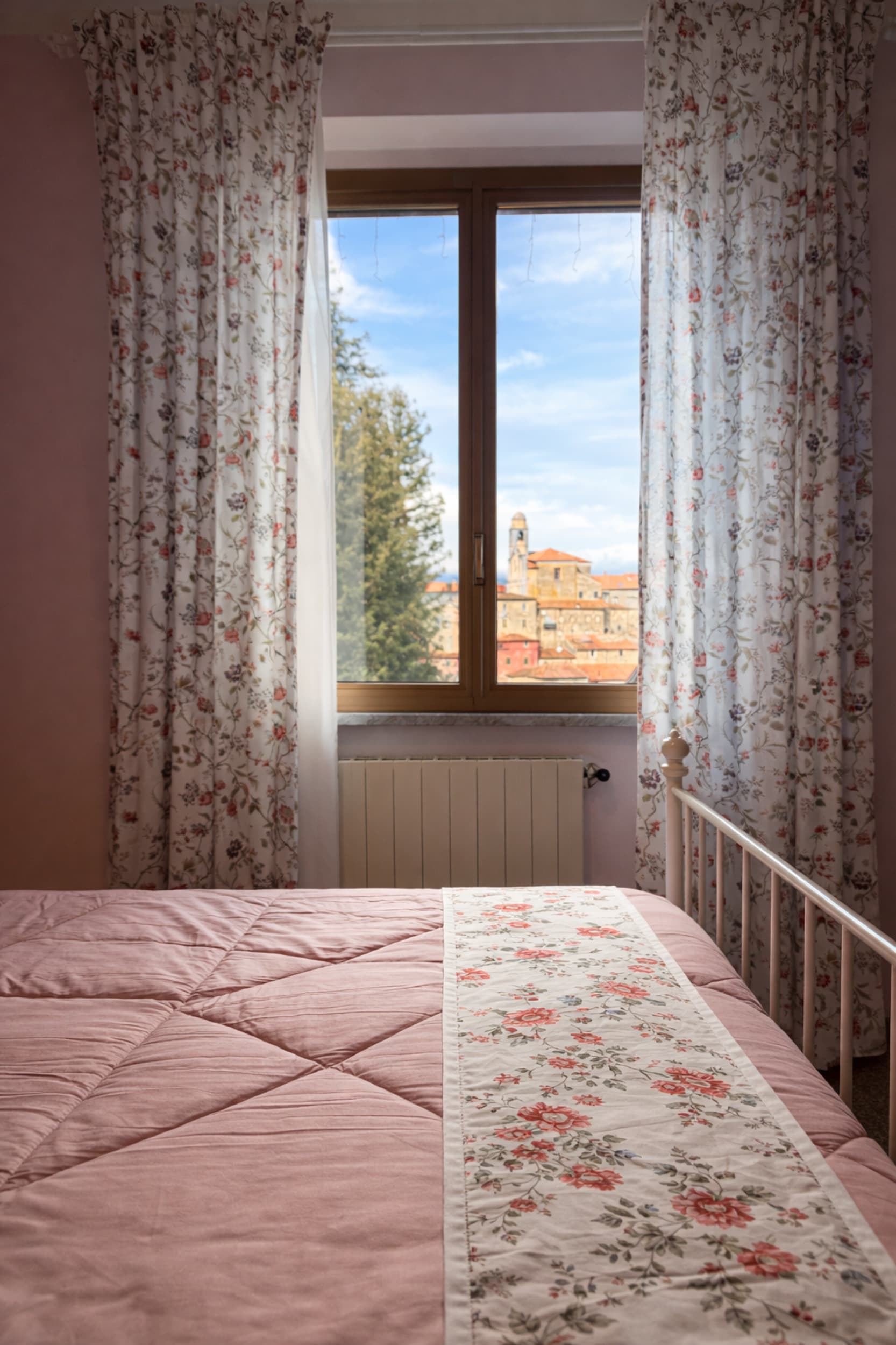Camera con vista sul borgo dalla finestra