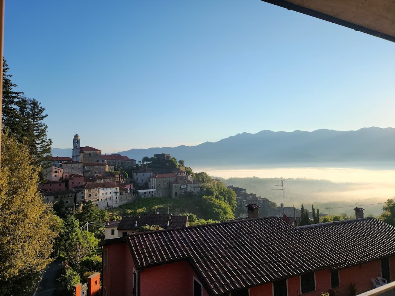 Vista sul borgo di Mulazzo al mattino, dall'Hotel El Caracol