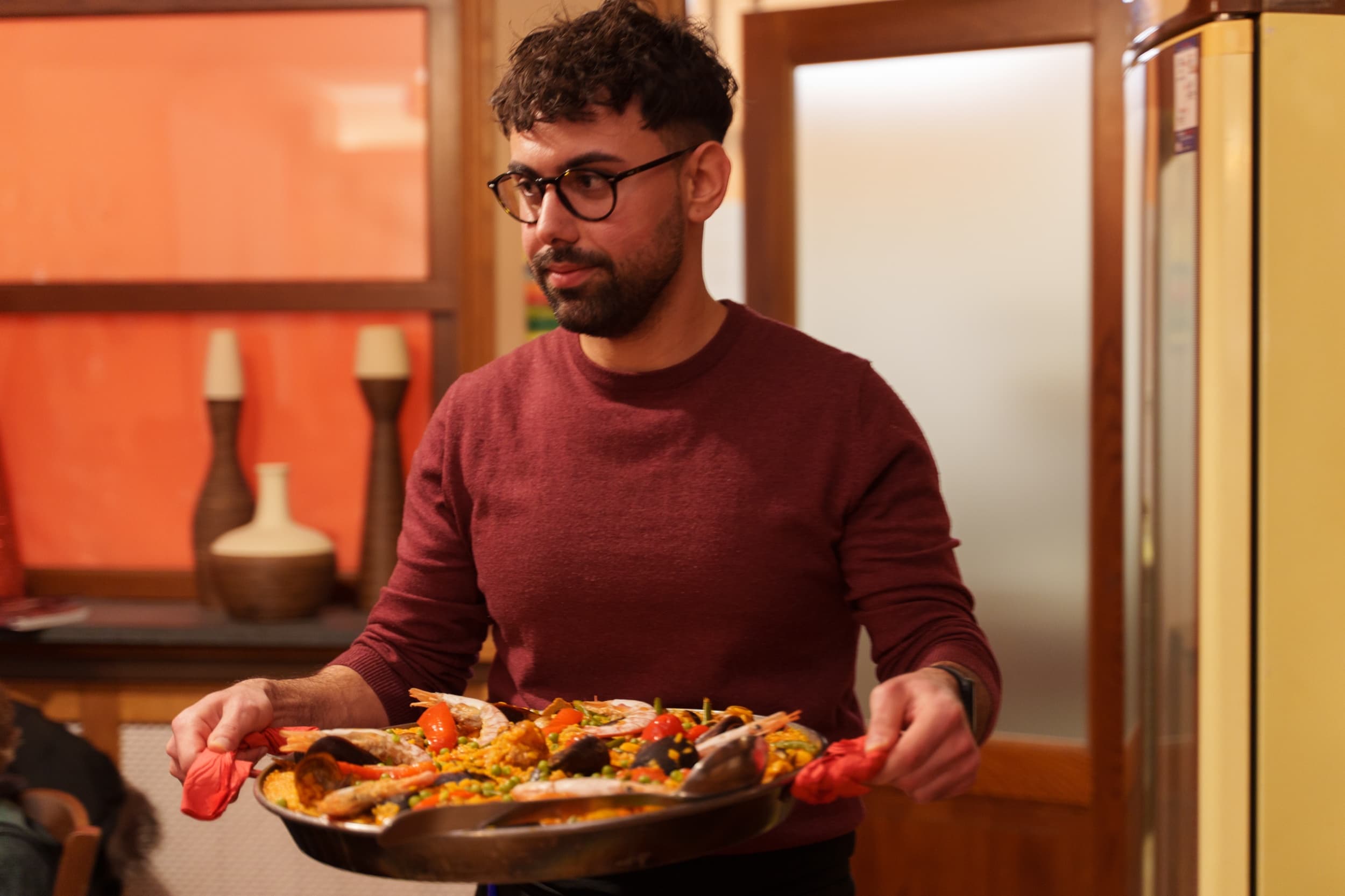 La paella di El Caracol portata in tavola