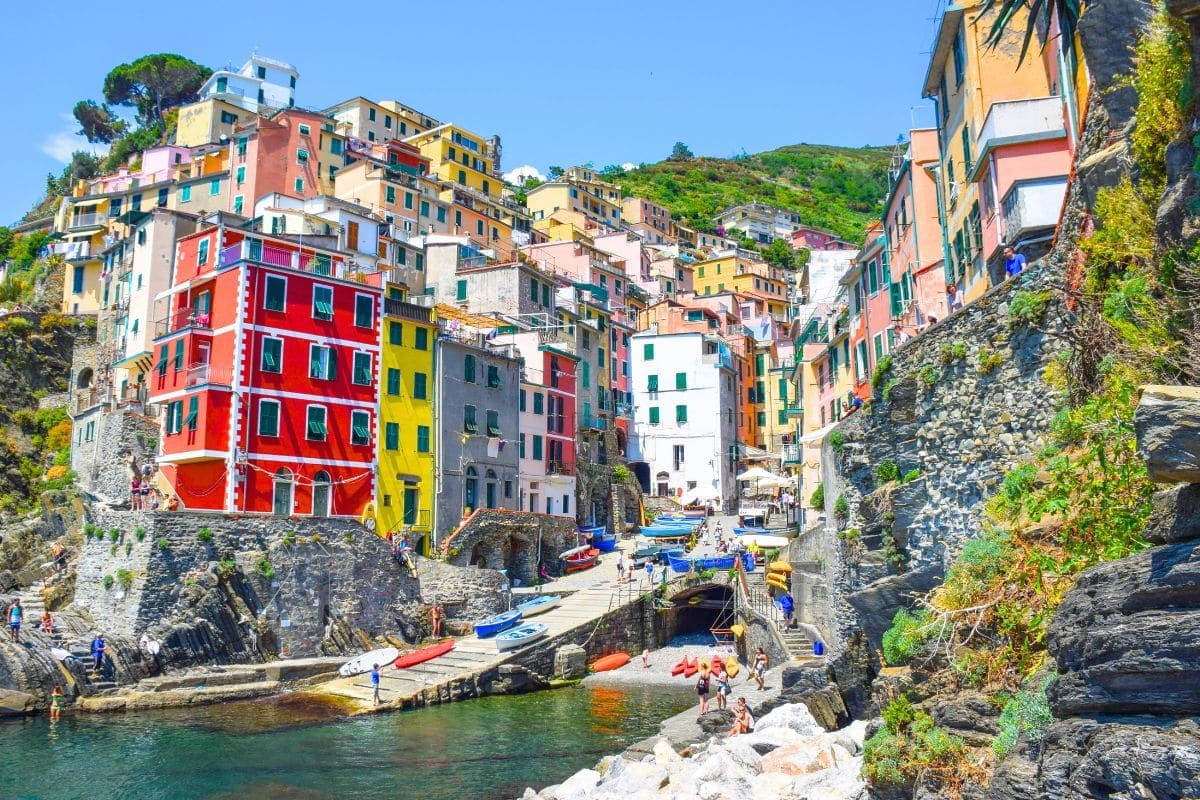 Riomaggiore, uno dei borghi colorati delle Cinque Terre, a 35 minuti da Mulazzo