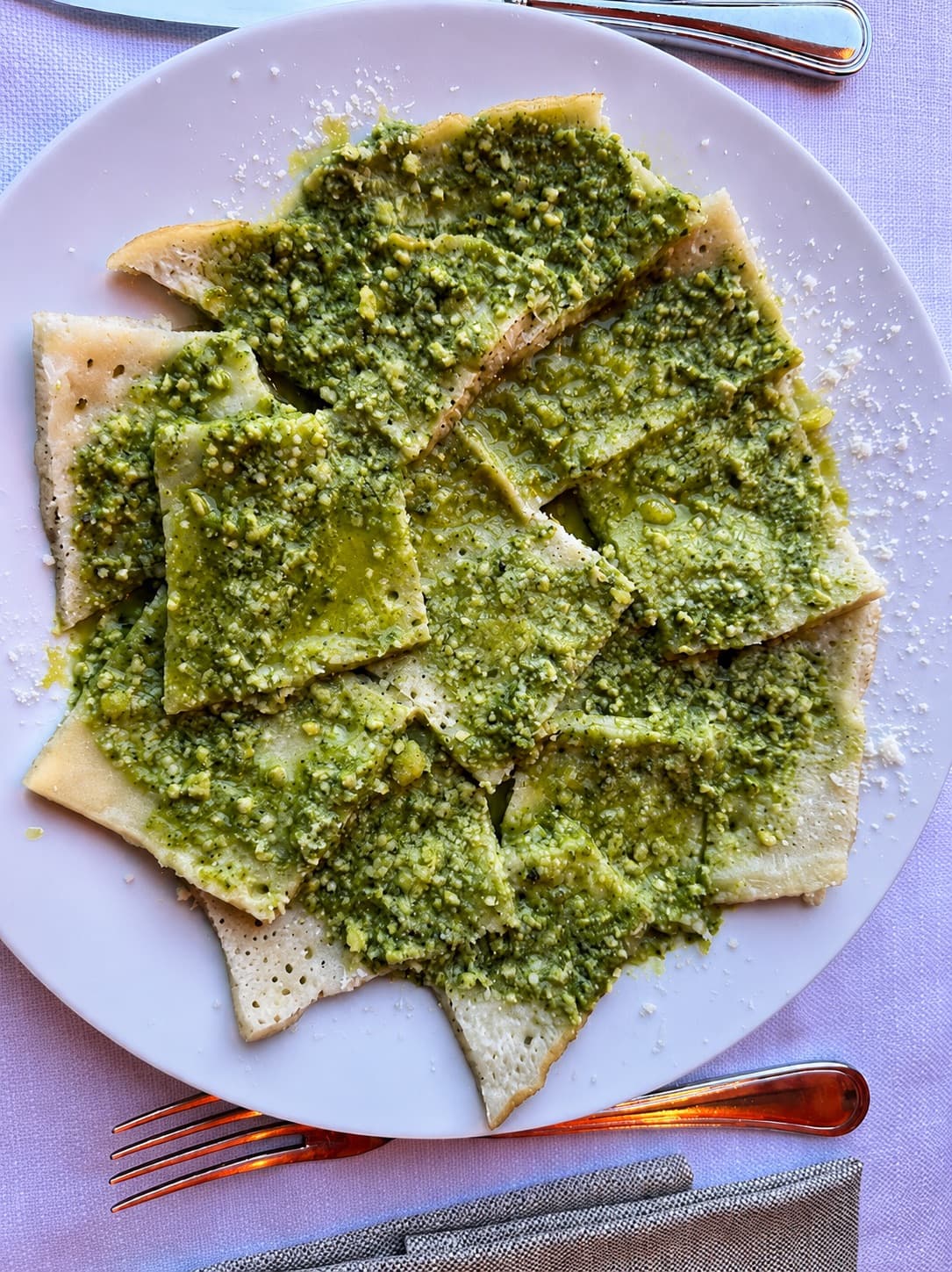 Testaroli al pesto serviti a El Caracol, a Mulazzo in Lunigiana
