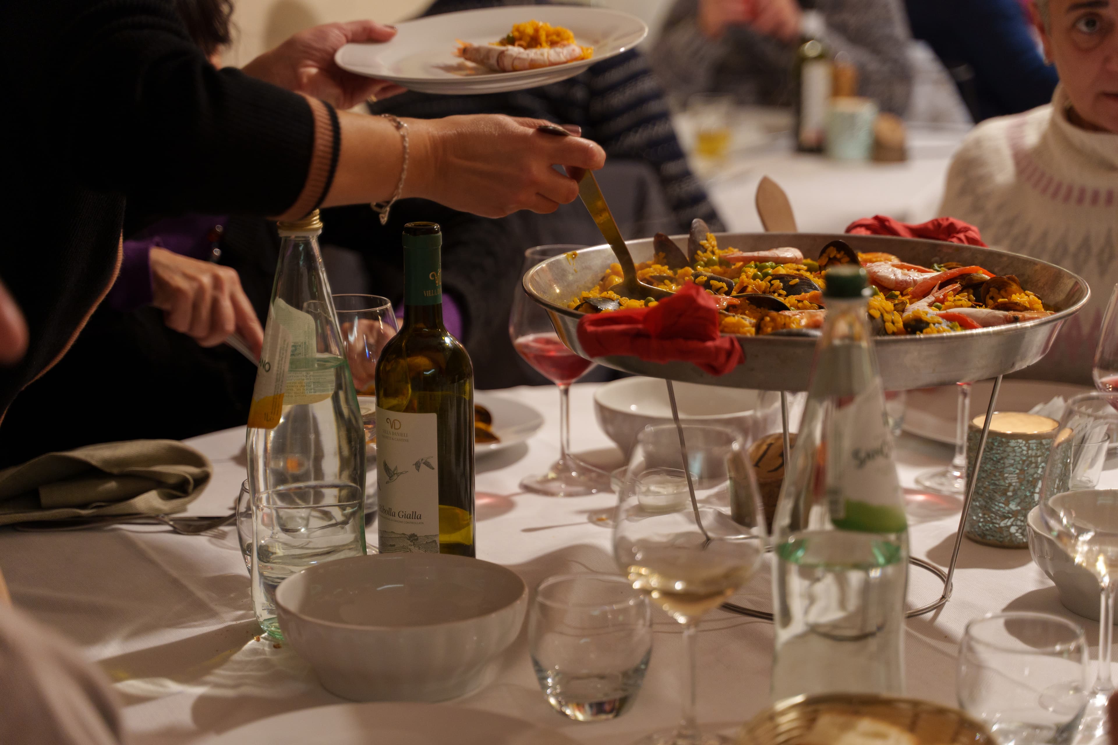 Ospiti che si servono la paella — #ElCaracolXPerience