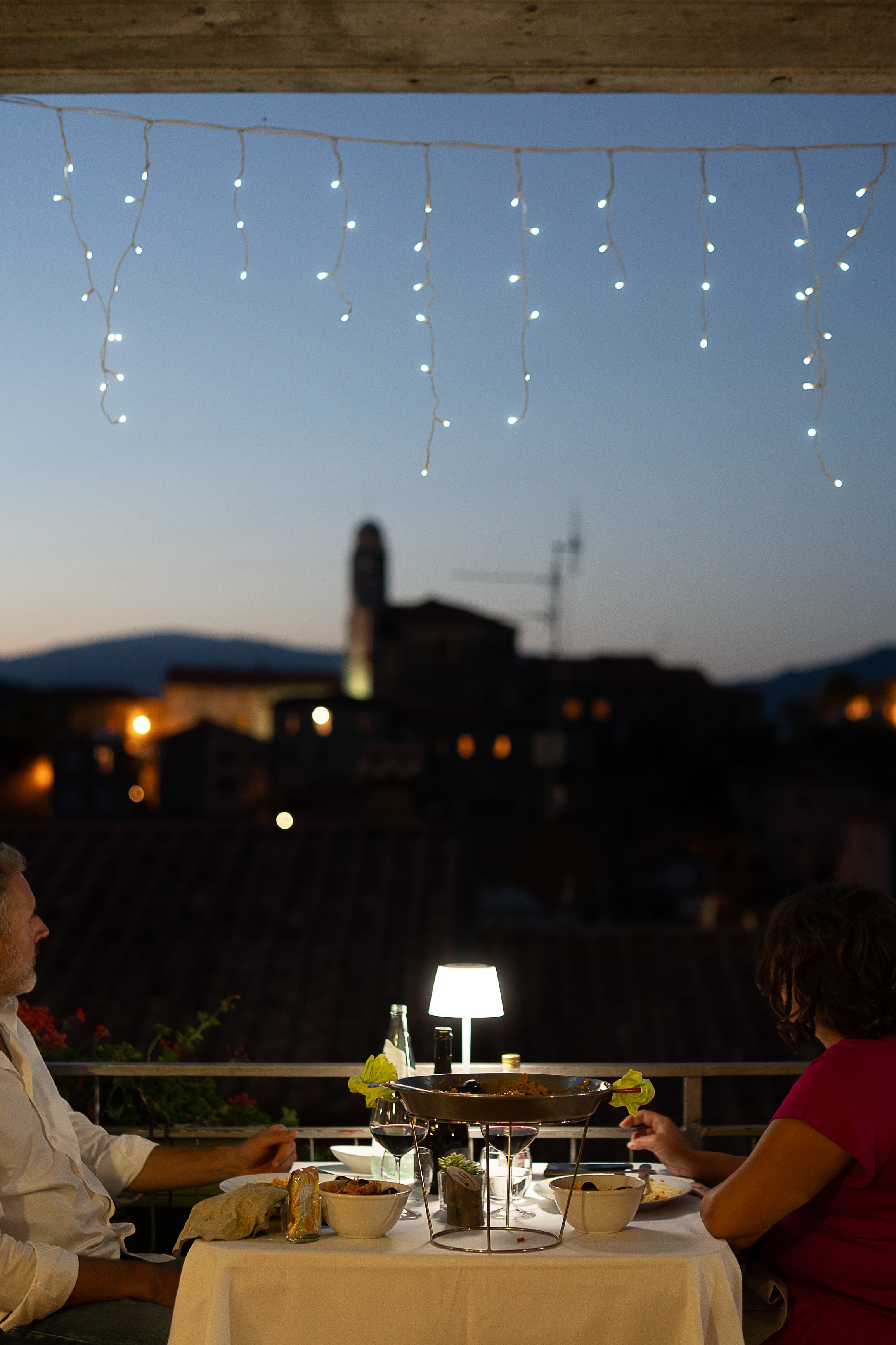 Una coppia a cena sulla terrazza di El Caracol con vista sul borgo di Mulazzo