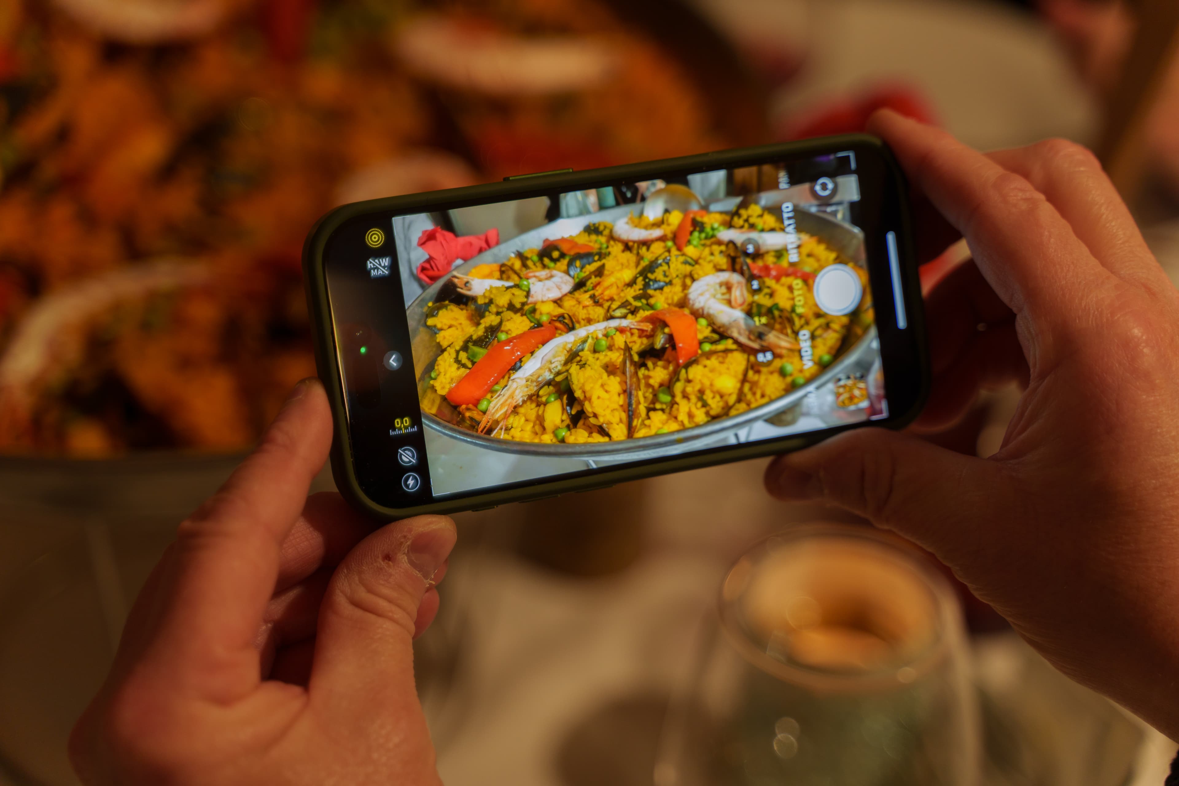 Ospite fotografa la paella — #ElCaracolXPerience