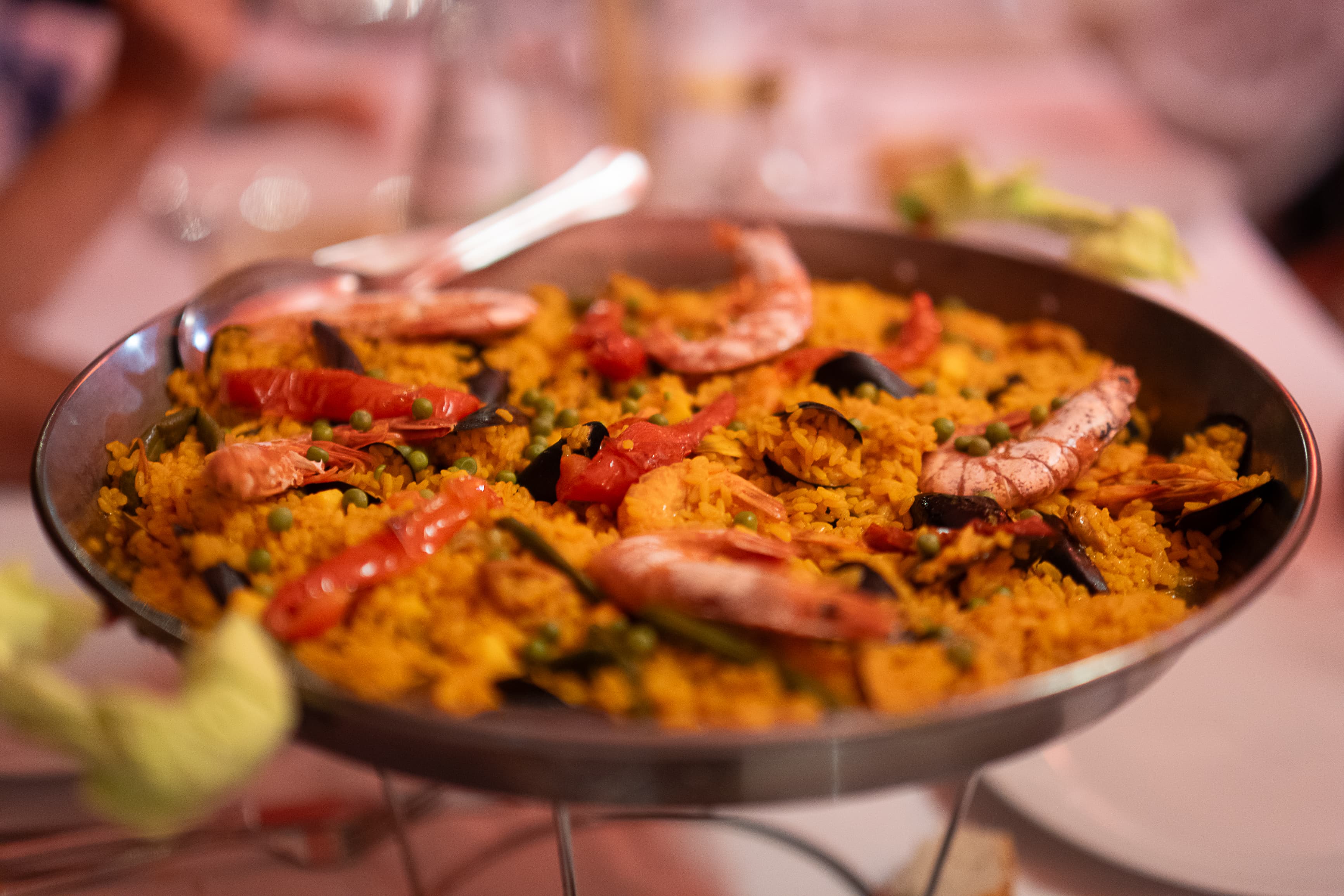 Paella Valenciana di El Caracol — il piatto signature dal 1977